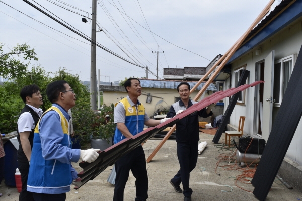 지난 26일, 노·사·협력기업 공동으로 생활이 어려운 독거노인의 집수리 사회공헌활동 모습