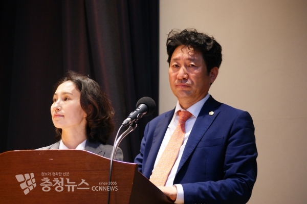 좌로부터 개회식 사회자 이윤희 윤형권 세종시의회 의원