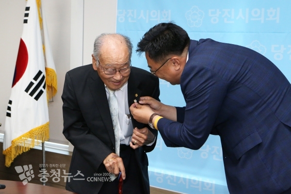 김기재 의장, 의정동우회 간담회 배지 수여