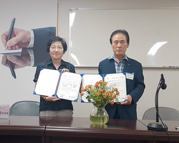 발그래협동조합 하주현 이사장(왼쪽)과 논산시기업인협의회 이경배 회장