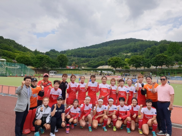 제62회 전국종별하키선수권대회 우승 후 아산시청 하키팀 단원 및 관계자 단체사진