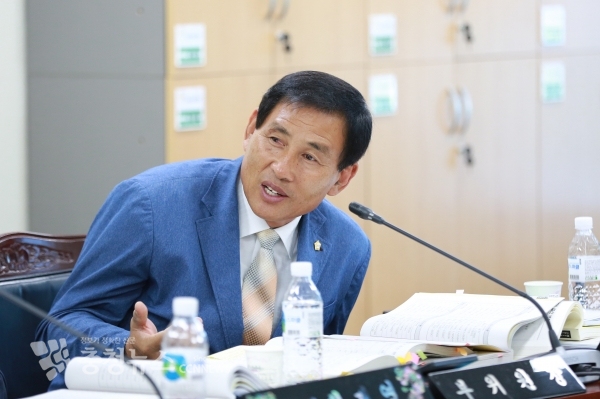 현인배 의원이 행정사무감사에서 풍부한 의정활동과 대안제시로 폭넓은 시야를 그대로 보여줬다.