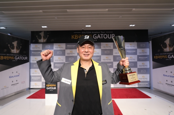 남자부 우승자 최근정_우승 포즈