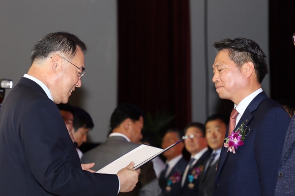 이개호 농림축산식품부장관이 조소행 농협중앙회 충남지역본부장에게 농업‧농촌 발전 유공 대통령표창을 전수하고 있다