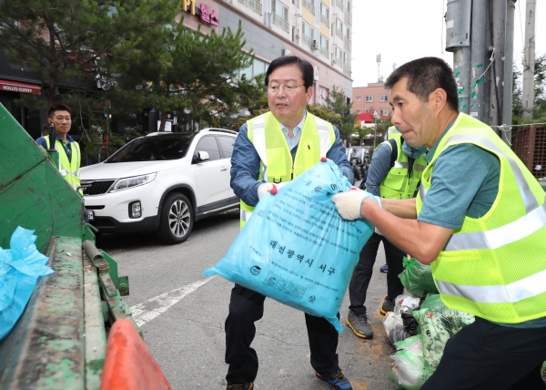 장종태 서구청장은 1일 새벽 6시 괴정동 롯데백화점 주변에서 환경정비를 시작으로 민선 7기 1주년을 맞았다