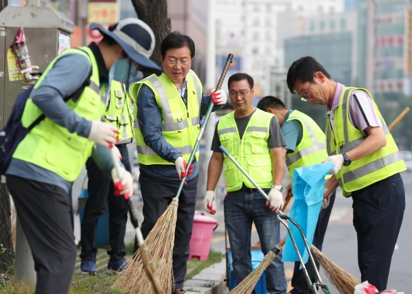 장종태 서구청장은 1일 새벽 6시 괴정동 롯데백화점 주변에서 환경정비를 시작으로 민선 7기 1주년을 맞았다