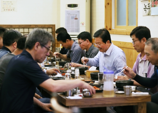 열악한 환경 속에서도 묵묵히 일하는 환경관리 요원과 조찬으로 소통했다.