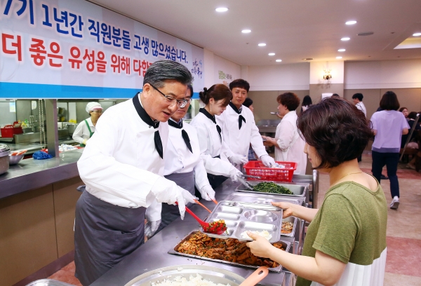 점심에는 구내식당에서 배식봉사를 하며 1년 동안 다 함께 더좋은 유성을 만들기 위해 노력해준 직원들 격려