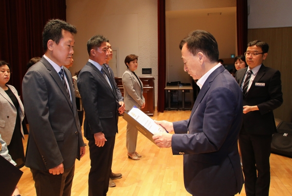 7월 월례조회(모범공무원 시상, 왼쪽 체육예술건강과 김창로 주무관, 오른쪽 설동호 교육감