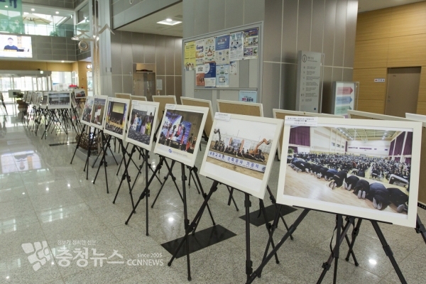 세종시교육청 1층 로비에서 오는 5일까지 개최되는 ΄세종교육의 첫 돌부터 일곱 살΄이라는 주제로 진행되고 있는 세종교육 사진전