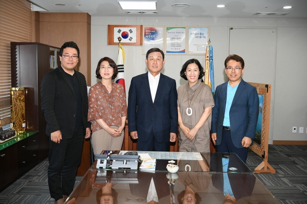 예산군립합창단 위촉식/ 왼쪽부터 조영재, 윤미란, 황선봉 군수, 한상애, 임덕규 단무장.