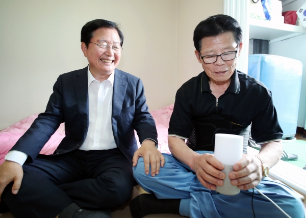 사회적약자 200가구에 AI스피커 설치 행복한 일상 공유