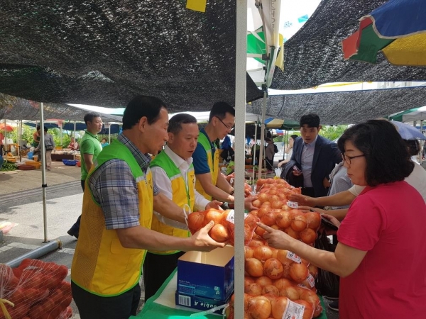 농협 논산시지부(지부장 최명로)에서 양파 소비촉진행사를 진행하고 있다.
