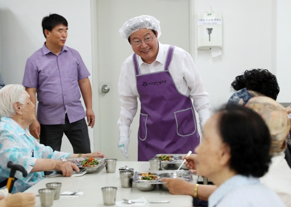 노인복지관 배식행사 봉사활동 모습