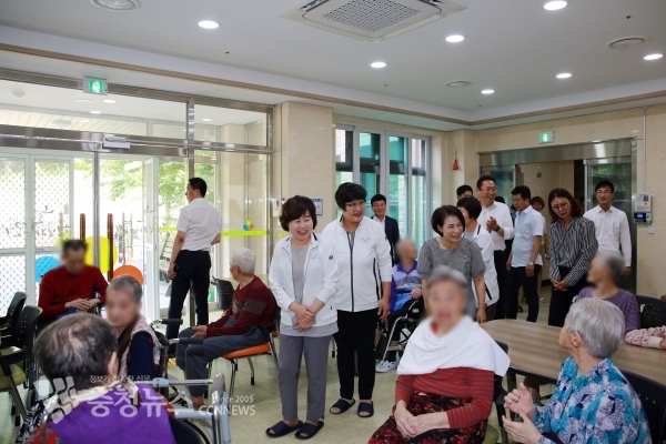 아산시의회 의원들이 어르신들게 반가운 인사를 나누고 있다