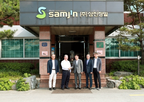 한밭대 최병욱 총장이 ㈜삼진정밀을 방문하여 업체 관계자들과 기념촬영을 하고 있다.(좌측부터 2번째, ㈜삼진정밀 정태희 대표, 3번째 한밭대 최병욱 총장)