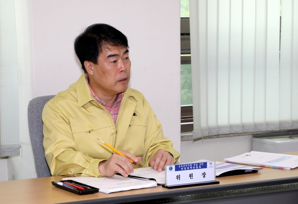 파업 대책회의를 주재하고 있는 남부호 부교육감