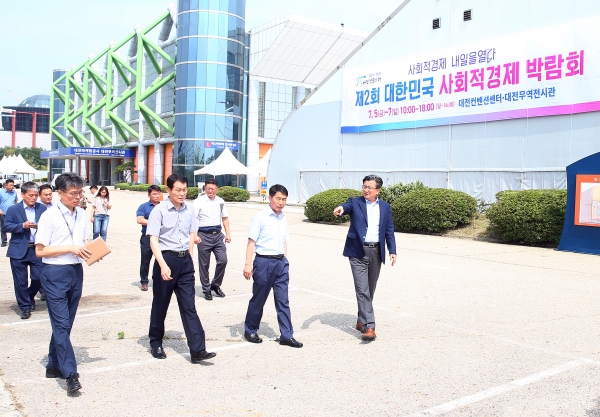 ‘제2회 대한민국 사회적경제박람회’를 앞두고 대전컨벤션센터와 대전무역전시관을 찾아 현장점검중인 정용래 구청장