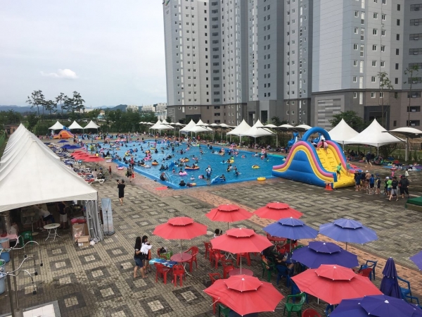 로하스 야외 수영장 모습