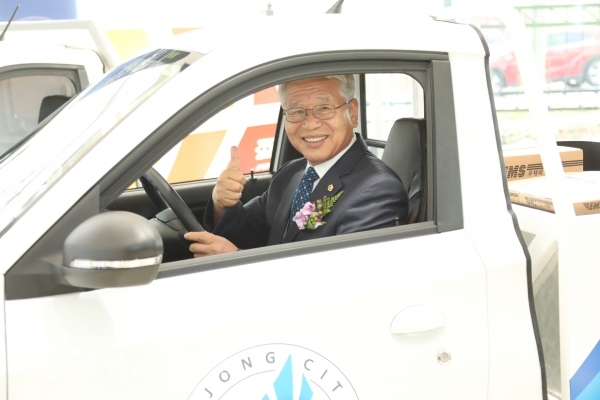 시승하는 서금택 세종시의회 의장