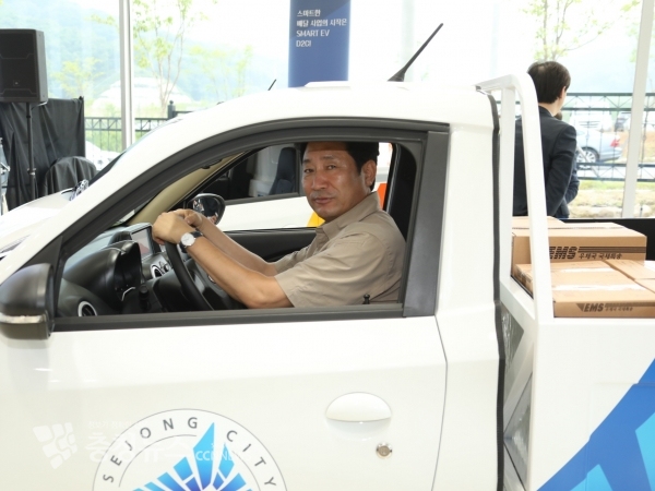 시승하는 윤형권 세종시의회 의원