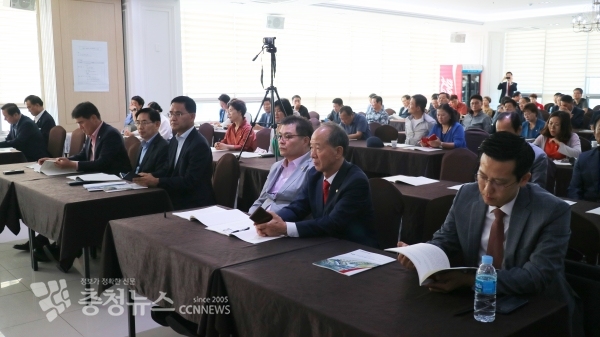 충남도정 정책 토론회 참석자들