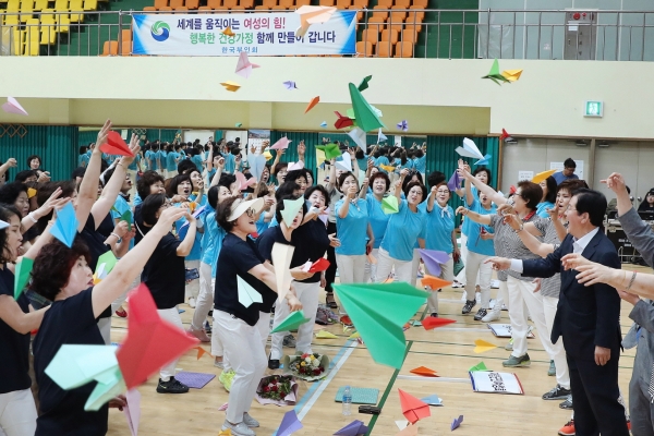 양성평등 여성주간 기념식에서 종이비행기 날리기 퍼포먼스 진행