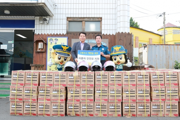 교통안전사고 예방을 지원하고자 안전모 200개 전달  (좌 한국서부발전 태안발전본부 권유환 본부장 / 우 원북파출소 김자현 소장)