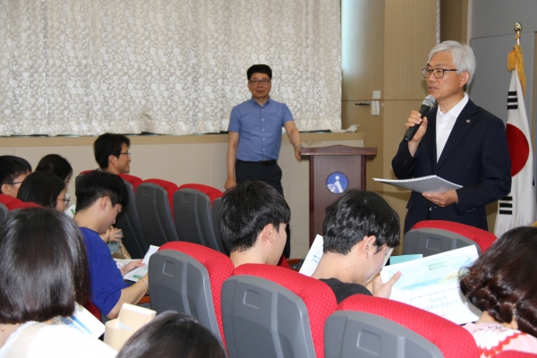 유병훈 아산시 부시장이 대학생들에게 아산시의 기후변화 대응 우수사례를 직접 설명하고 있다.