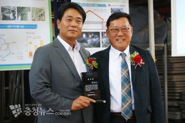 공두식 대표(우), 김영국 (주)디엔건설 대표에게 감사패 전달후 기념촬영