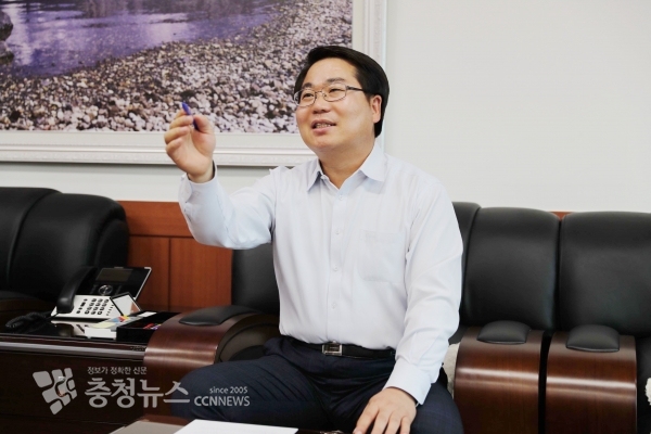 인터뷰하는 오세현 아산시장 / 충청뉴스 최형순 기자