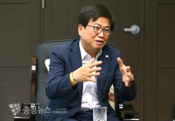 인터뷰 하는 최교진 세종시교육감 / 충청뉴스 최형순 기자