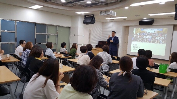 정영주 송촌동장이 송촌동 주민자치회의 활동에 대해 교육생들에게 설명하는 모습