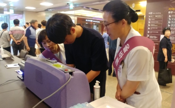 대전선병원 동관 1층에서 병원 직원들과 환자들을 대상으로 열린 이번 행사에선 올바른 손위생 체험행사와 OX 퀴즈 진행