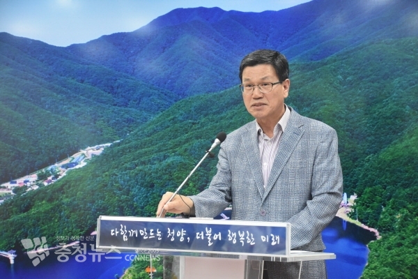 김돈곤 청양군수가 9일 특별기자회견을 열고 입장을 밝히고 있다. / 조홍기 기자