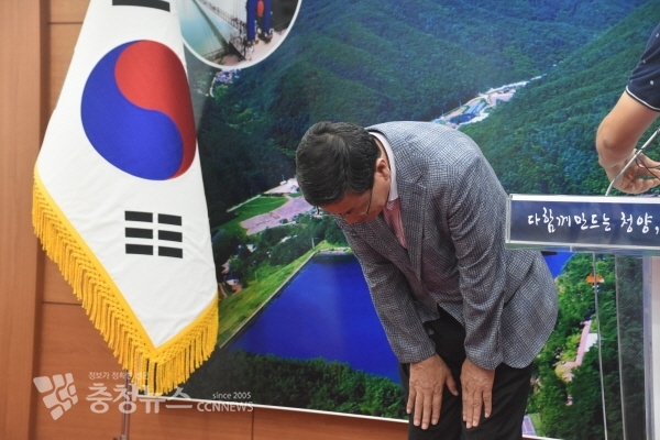 김돈곤 군수는 기자회견을 시작하면서 군민에게 사과의 뜻을 전했다. / 조홍기 기자