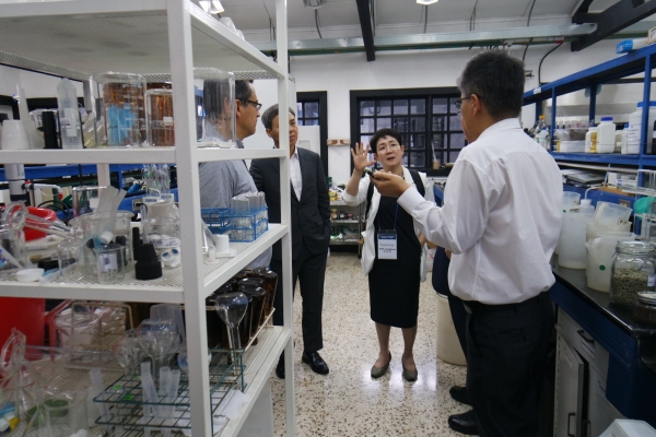 박정현 대덕구청장이 코스타리카 사회적 경제 우수사례인 국립커피연구소 이카페(Icafe)를 방문해 연구실에서 설명을 듣는 모습