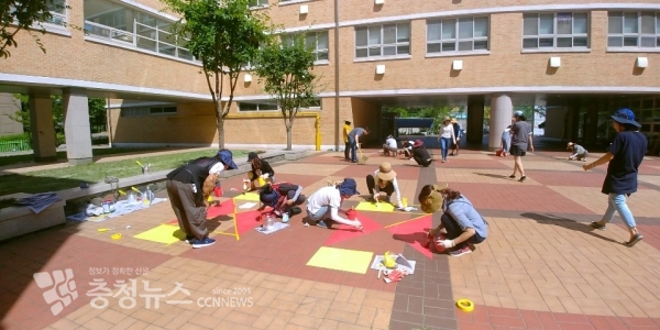 천안쌍정초등학교 학부모회가 놀이길을 그리는 모습.