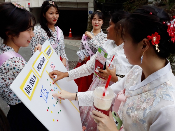 ‘마이크로 디그리’ 학생들 관광에티켓 캠페인 실시 모습