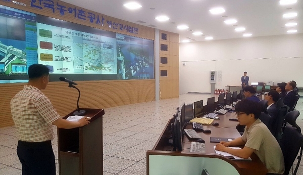 KRC청렴옴부즈만 위원들이 10일 영산호하굿둑 방조제관리소에 방문해 하굿둑 관리사항에 대해 보고받고 있다