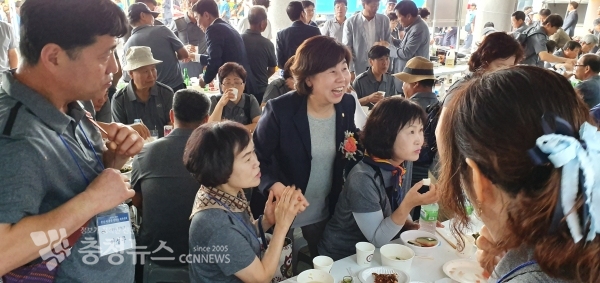 김영애 아산시의회 의장은 10일 청양군민회관에서 열린 제9회 충남도 이·통장 한마음체육대회에 참석한 아산시 이·통장들을 격려하고 지역발전의 중심축이 되어 줄 것을 당부했다.