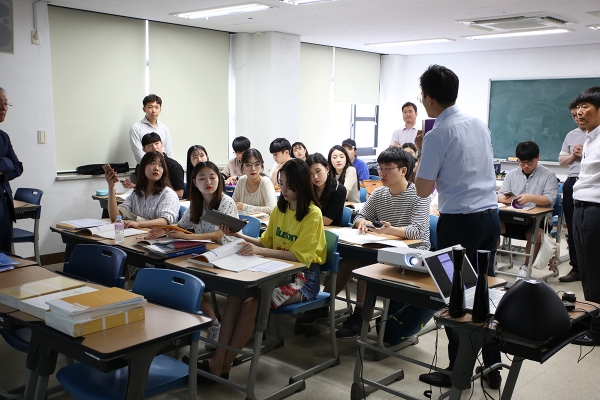 학생들이 디지털학습 시스템 ‘엑시엄’에 대한 설명을 듣고 있다.