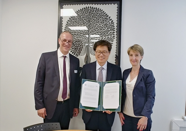 충남대-다빈치대학 협약체결(왼쪽부터 데미안 후벨리 현 총장, 오덕성 총장, 발레리 비에바 후임 총장)