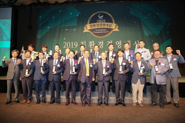 서부발전 친환경경영대상 우상자 단체사진(앞줄 우측 5번째_김병숙 사장).