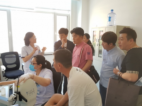 지난 10일 천안시 의료교류 방문단이 문등구 의료기관을 방문해 기관을 둘러보고 있다.