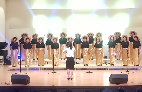 합창대회에 참가한 단원들이 고장의 명예를 걸고 멋진 하모니로 경연장을 빛냈다.