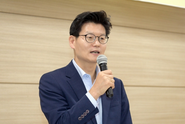 11일 계룡면 대화마당에서 시민들과 소통하고 있는 김정섭 시장