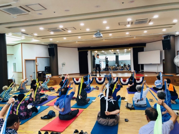 노인종합복지관에서 수업진행 중인 송환영