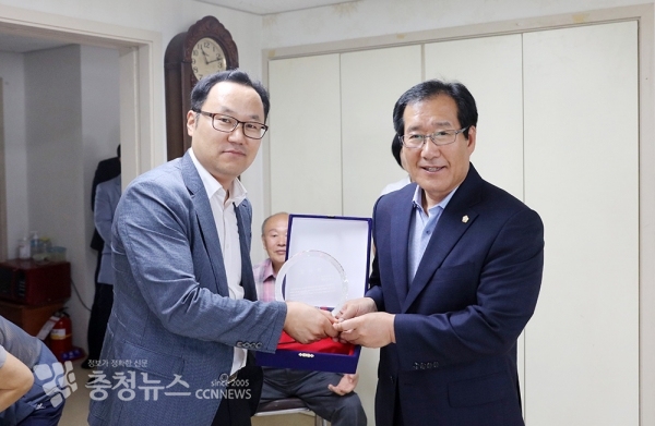 서산시의회 임재관 의장, 중앙하이츠 주민들로부터 감사패 받아 / 충청뉴스 최형순 기자
