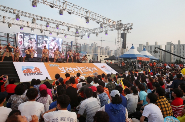 시민 참여 거리퍼레이드 및 개막 전야제.